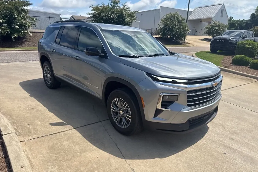 2024 Chevrolet Traverse 1LT photo 1