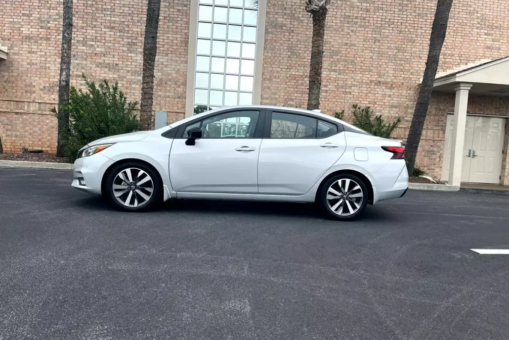 2020 Nissan Versa SR photo 1