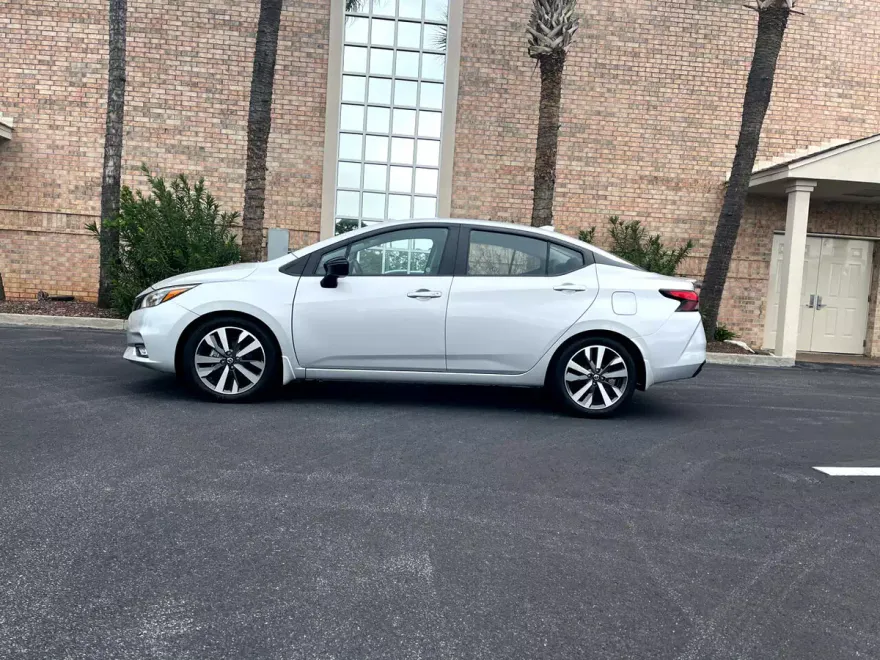 2020 Nissan Versa SR photo 1