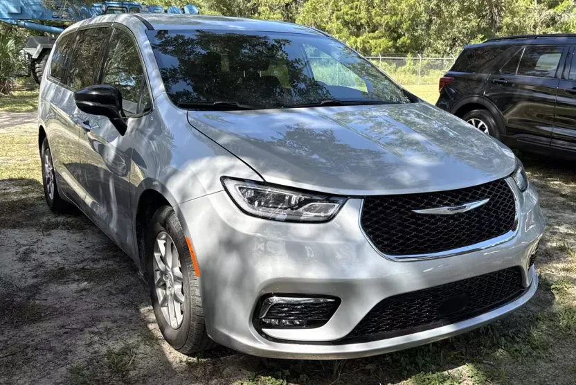 2024 Chrysler Pacifica Touring L photo 1