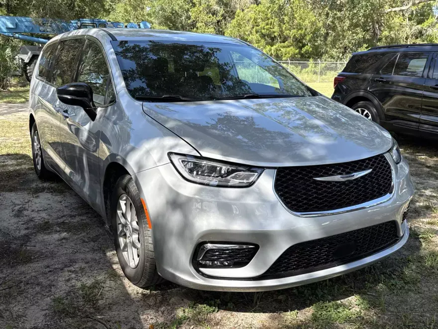 2024 Chrysler Pacifica Touring L photo 1