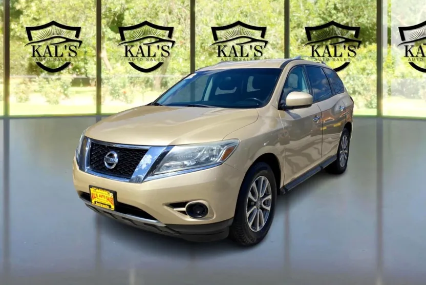 2013 Nissan Pathfinder SV photo 1