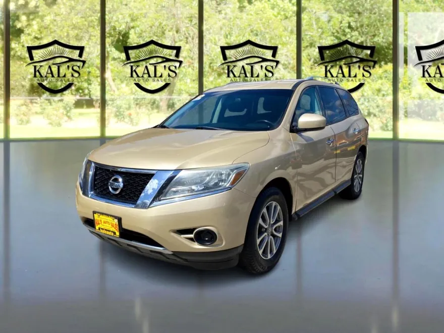 2013 Nissan Pathfinder SV photo 1