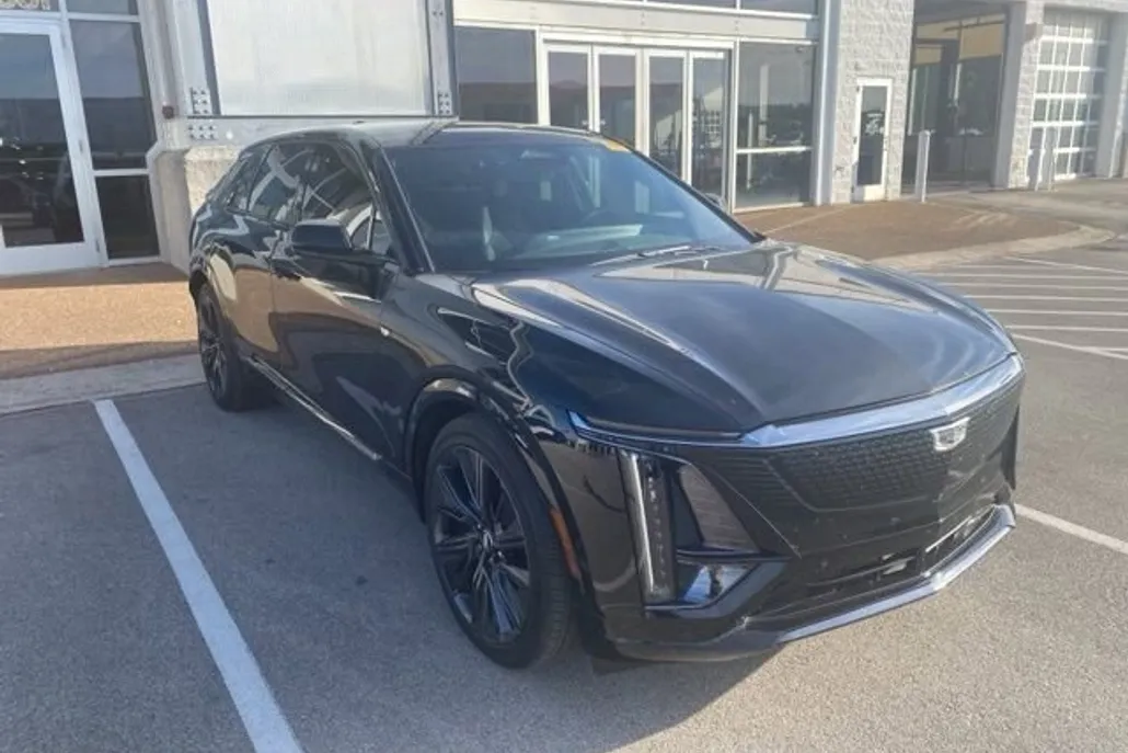 2024 Cadillac Lyriq Sport photo 1