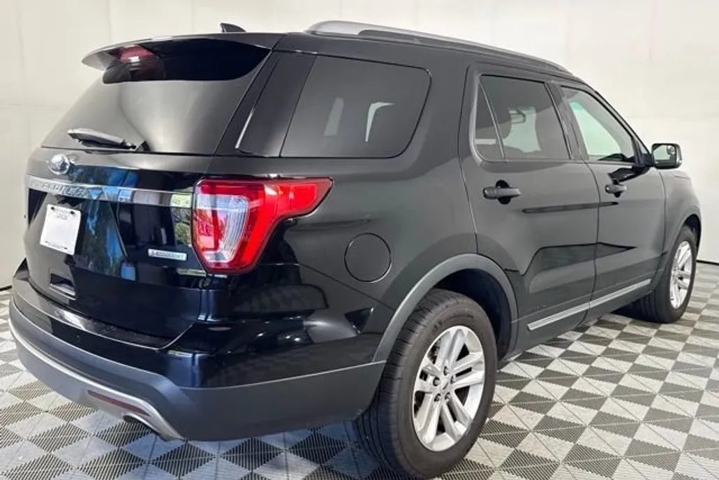 2016 Ford Explorer XLT photo 1
