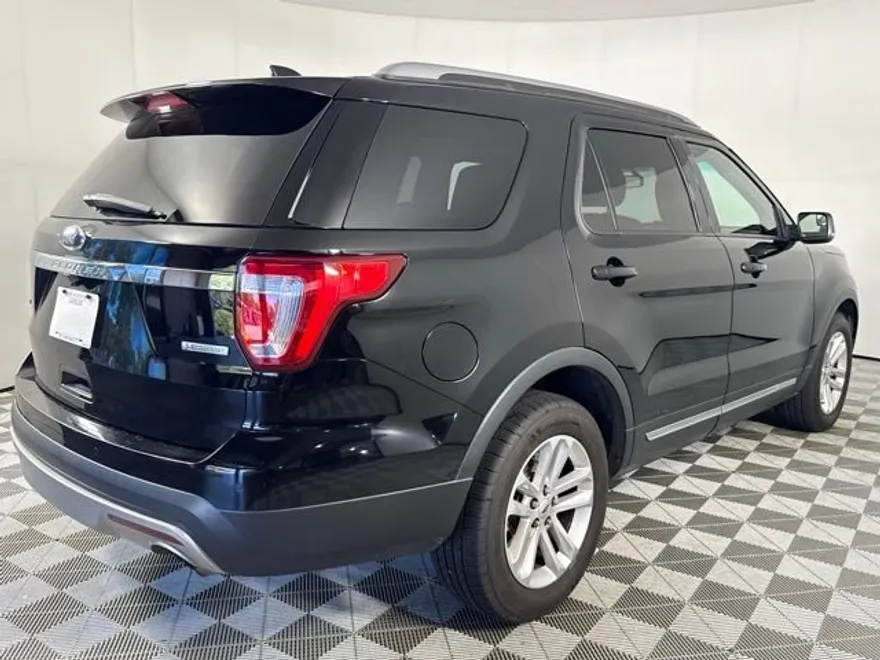 2016 Ford Explorer XLT photo 1