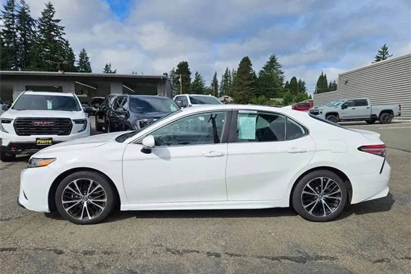 2019 Toyota Camry LE photo 1