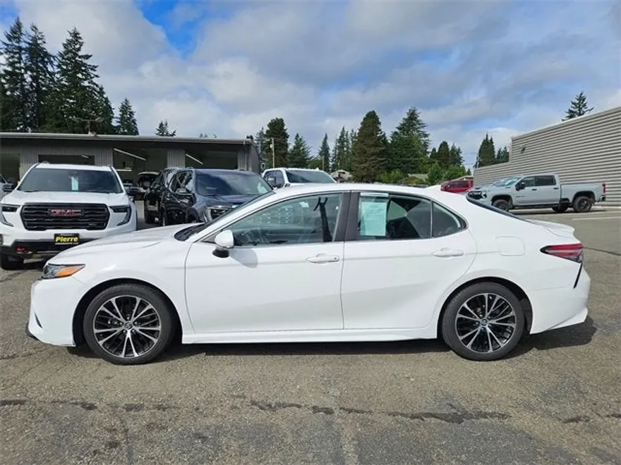 2019 Toyota Camry LE photo 1
