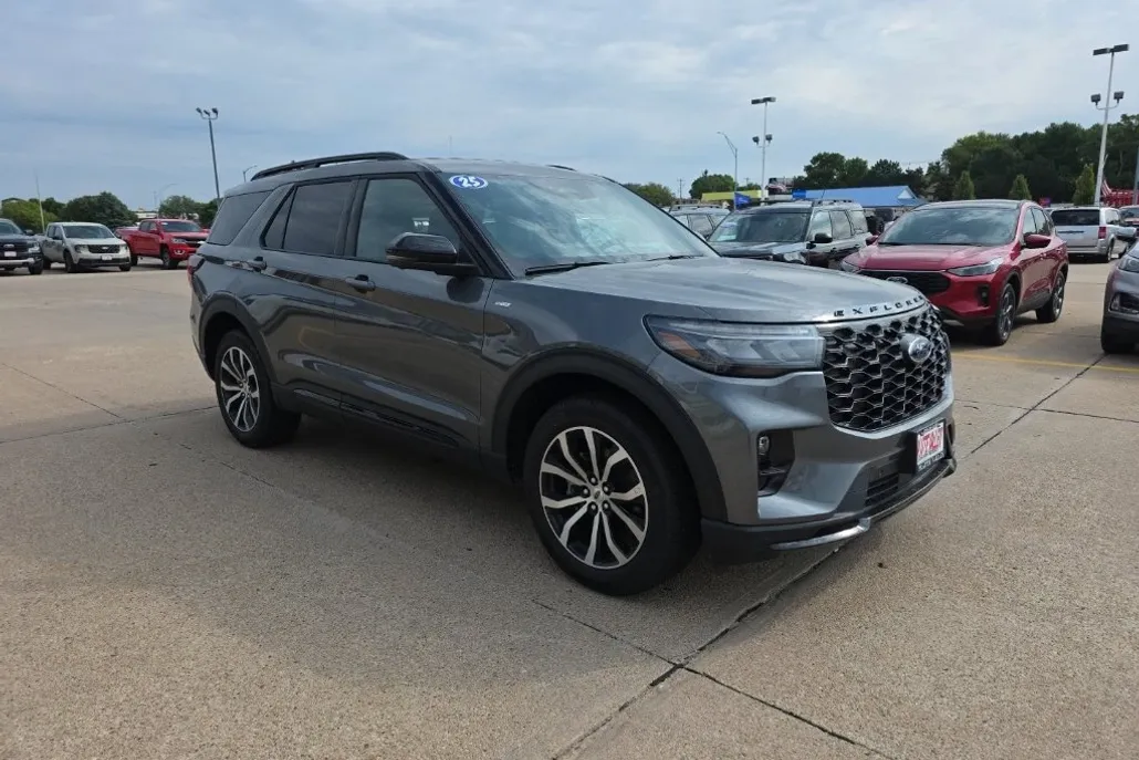 2025 Ford Explorer ST-Line photo 1