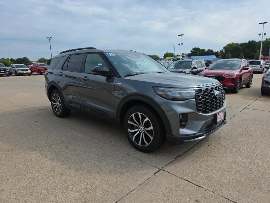 2025 Ford Explorer ST-Line photo 1