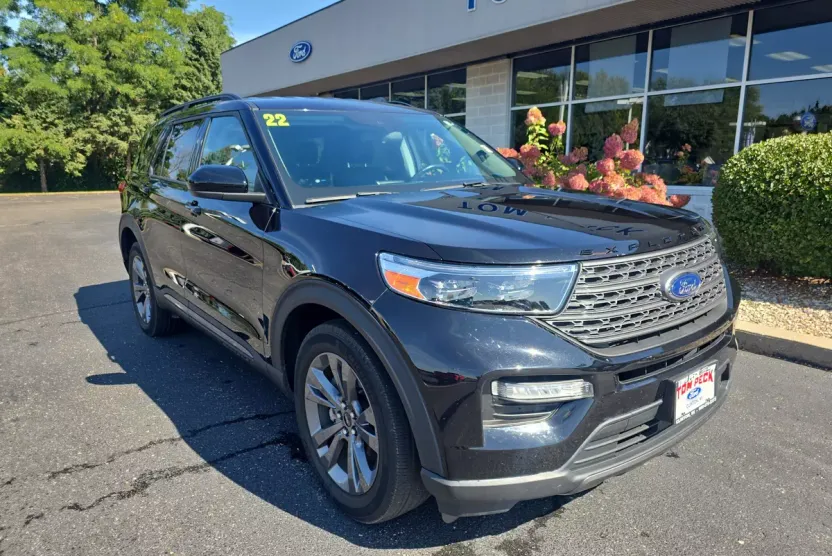 2022 Ford Explorer XLT photo 1