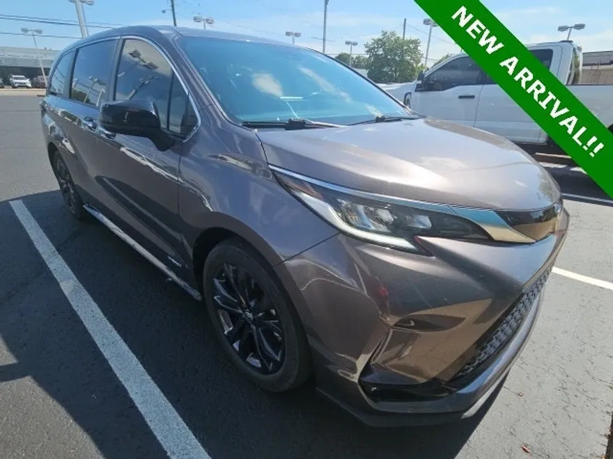 2021 Toyota Sienna XSE photo 1