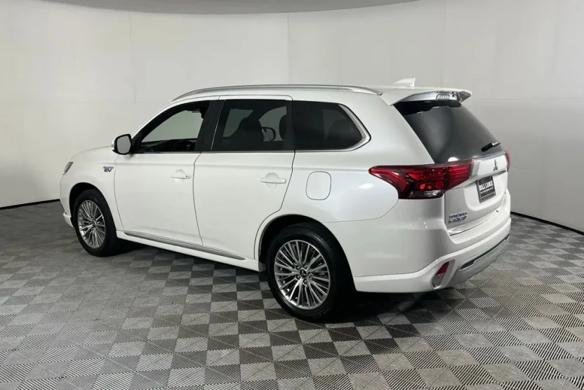 2022 Mitsubishi Outlander SEL LE GT SE photo 1