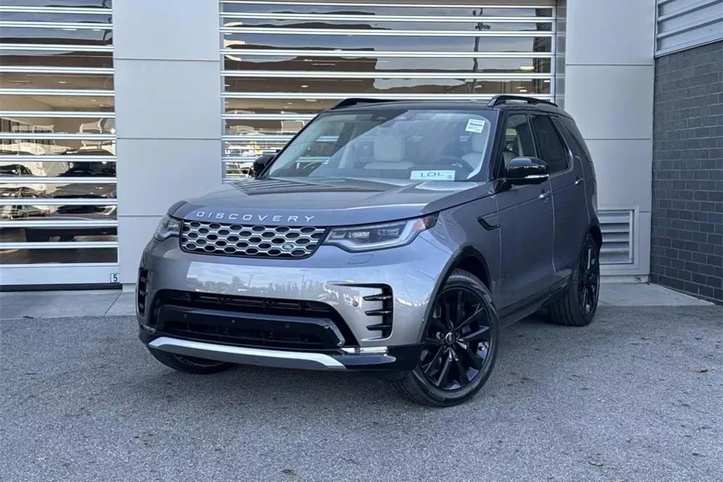 2026 Land Rover Discovery photo 1
