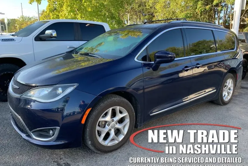 2020 Chrysler Pacifica Touring L photo 1