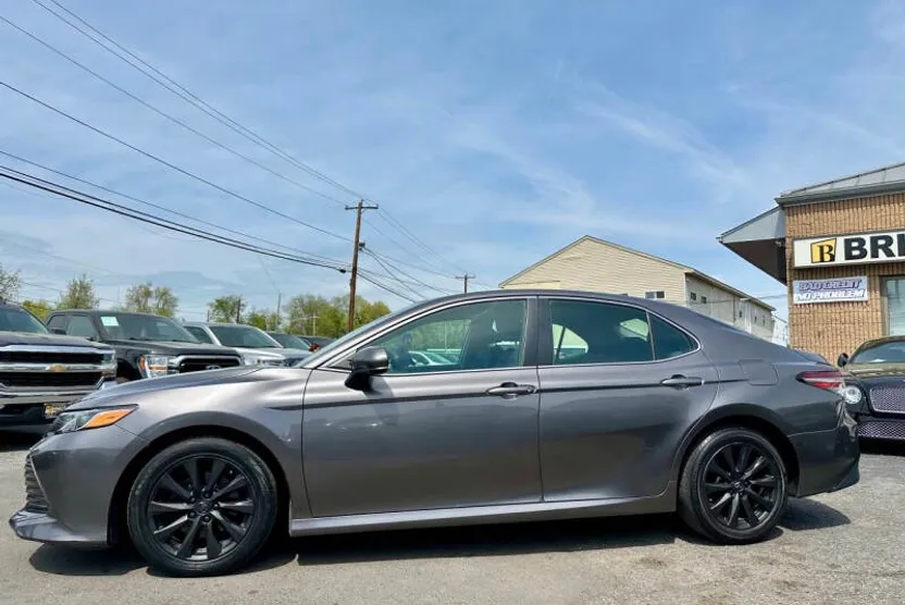 2019 Toyota Camry SE XLE photo 1