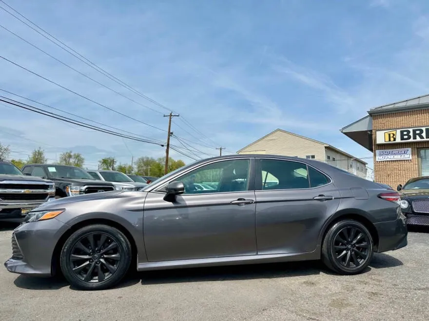 2019 Toyota Camry SE XLE photo 1