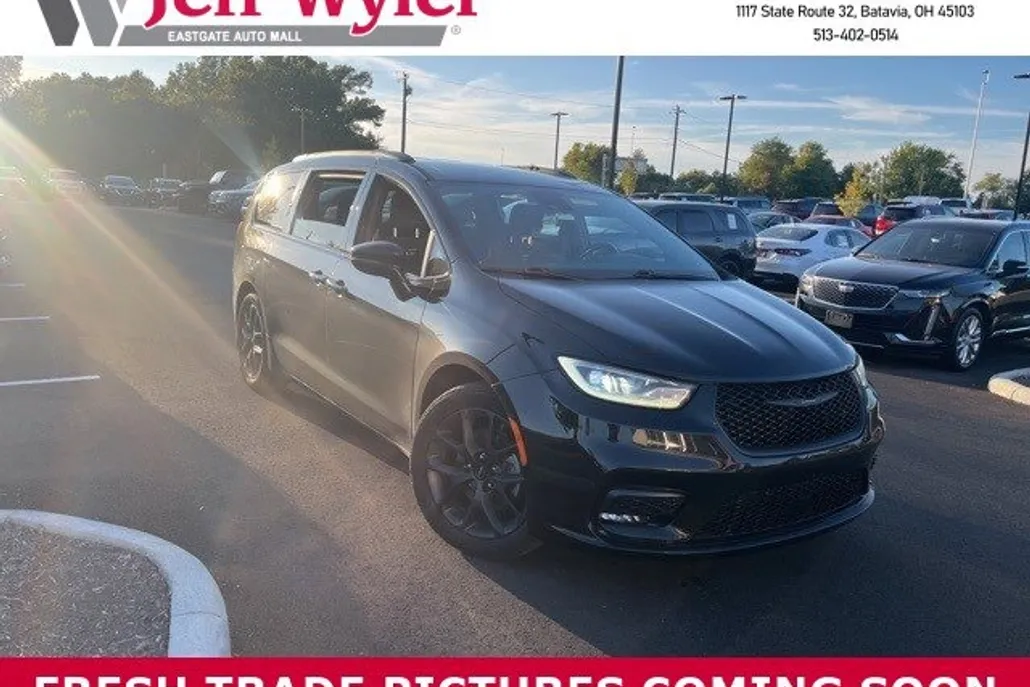 2021 Chrysler Pacifica Touring photo 1