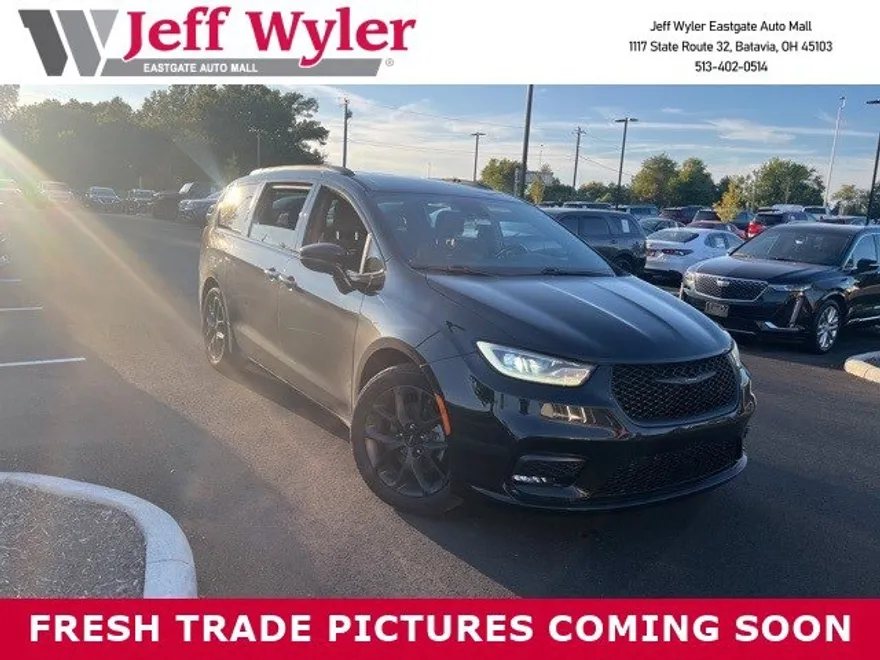 2021 Chrysler Pacifica Touring photo 1
