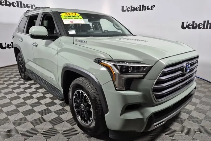 2023 Toyota Sequoia SR5 photo 1