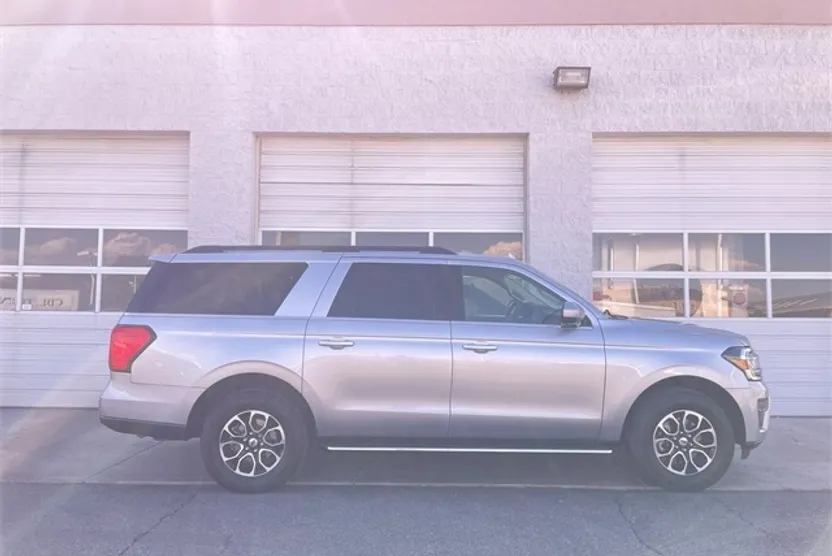 2023 Ford Expedition MAX XLT photo 1