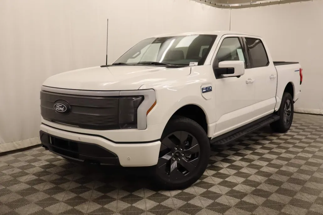 2025 Ford F-150 Lightning Lariat photo 1
