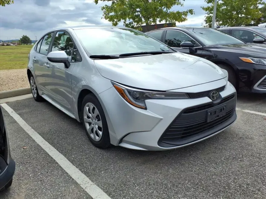 2024 Toyota Corolla LE photo 1