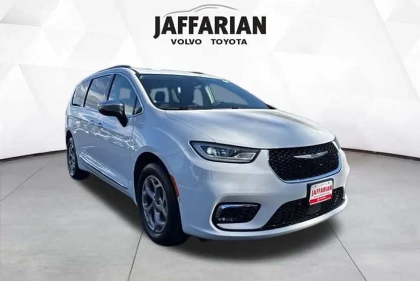 2023 Chrysler Pacifica Limited photo 1