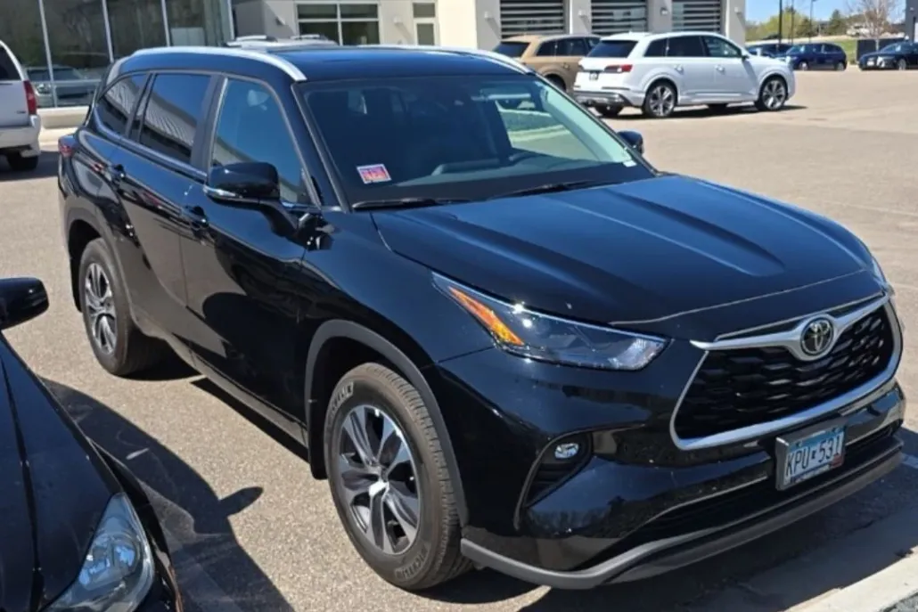 2023 Toyota Highlander L photo 1