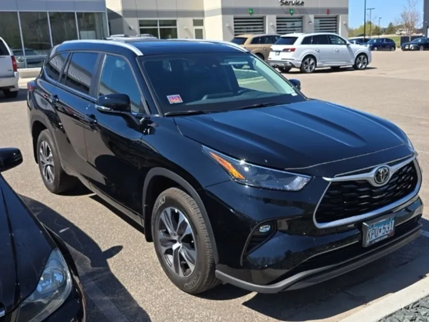 2023 Toyota Highlander L photo 1