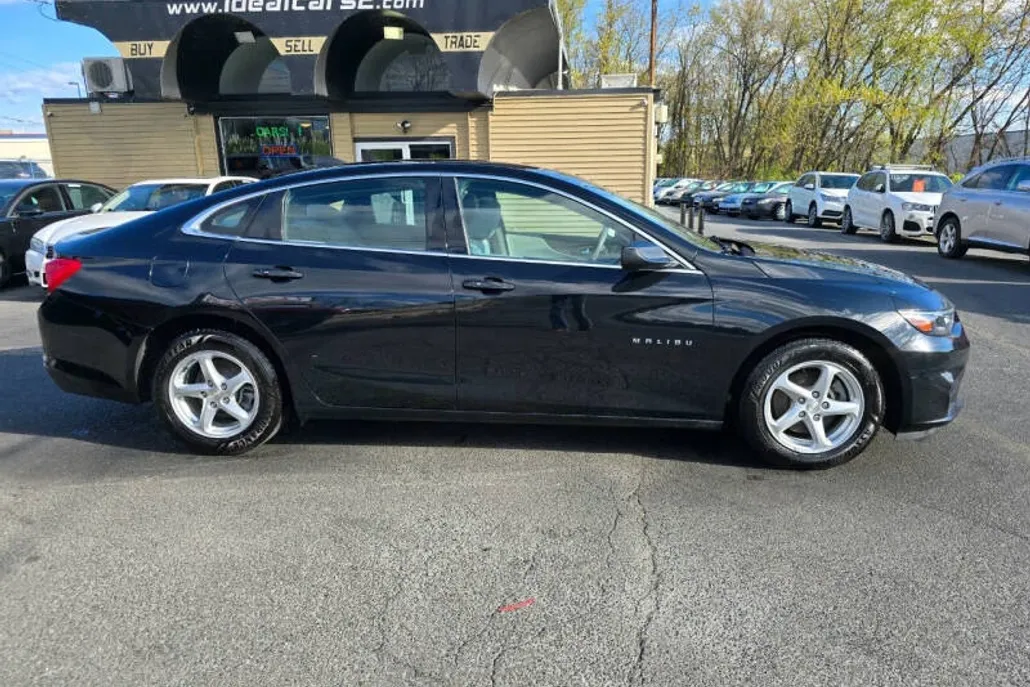 2018 Chevrolet Malibu LS photo 1
