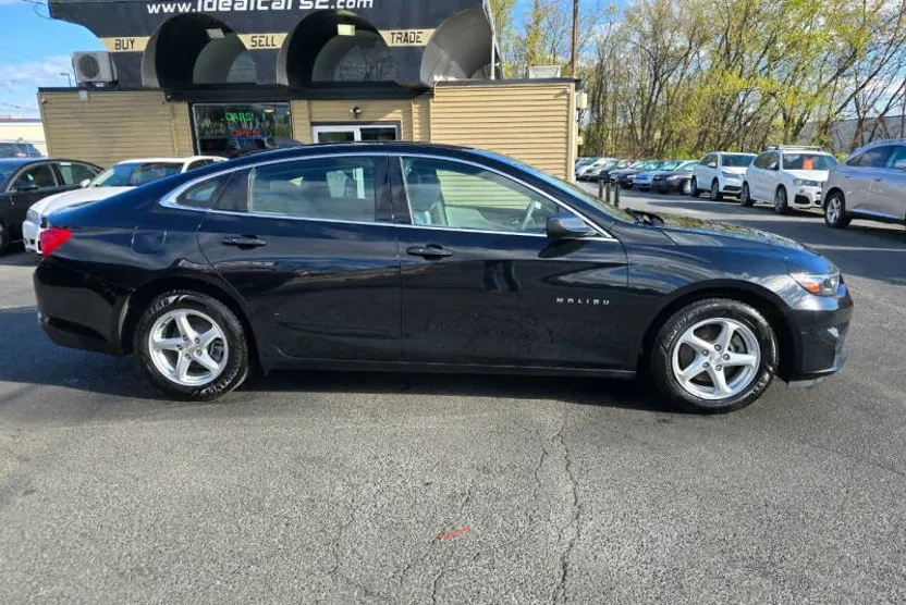 2018 Chevrolet Malibu LS photo 1
