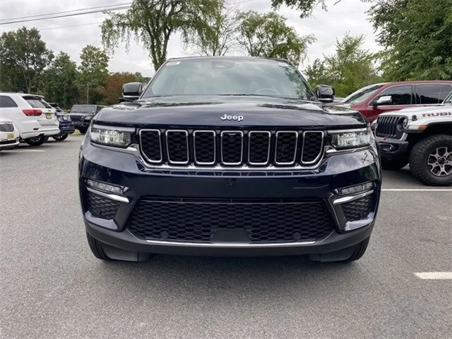 2023 Jeep Cherokee Base photo 1