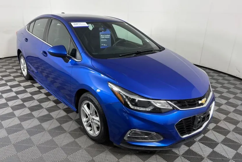2017 Chevrolet Cruze LT photo 1