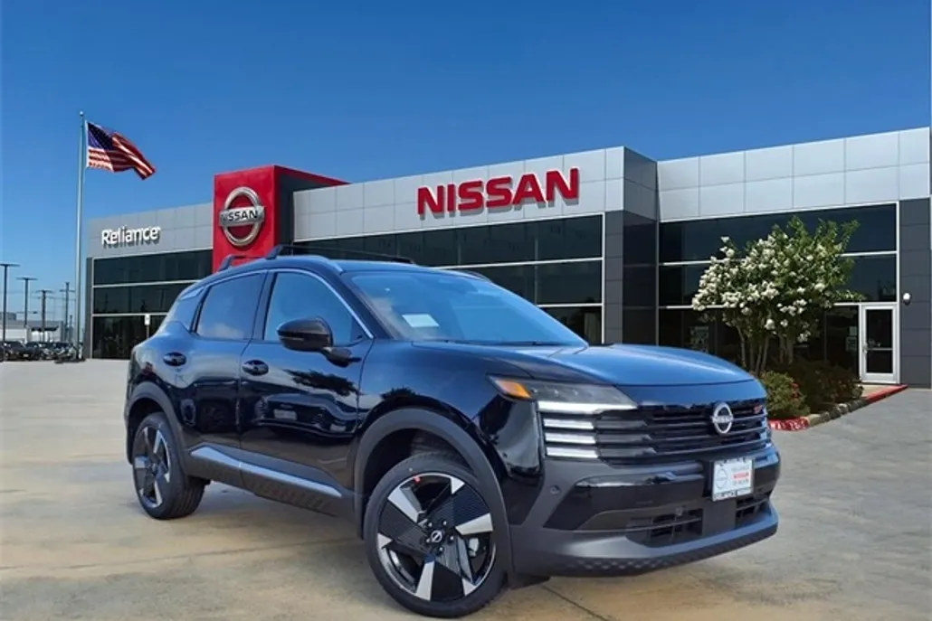 2025 Nissan Kicks SR photo 1