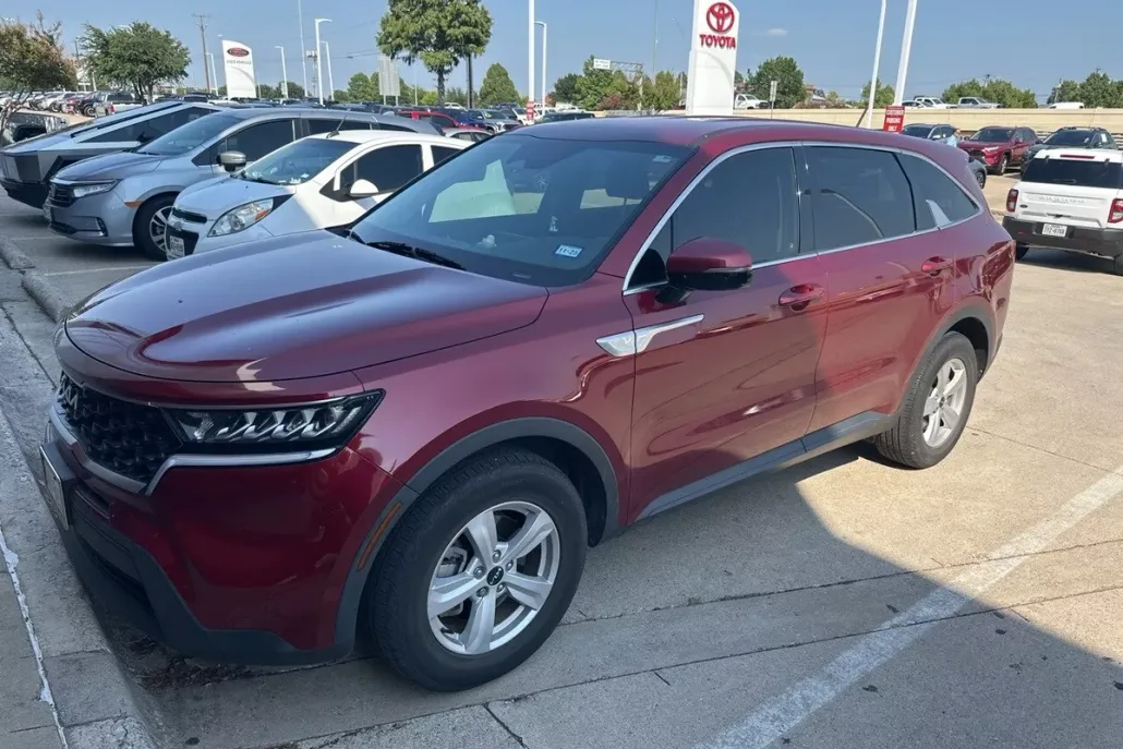 2023 Kia Sorento LX photo 1