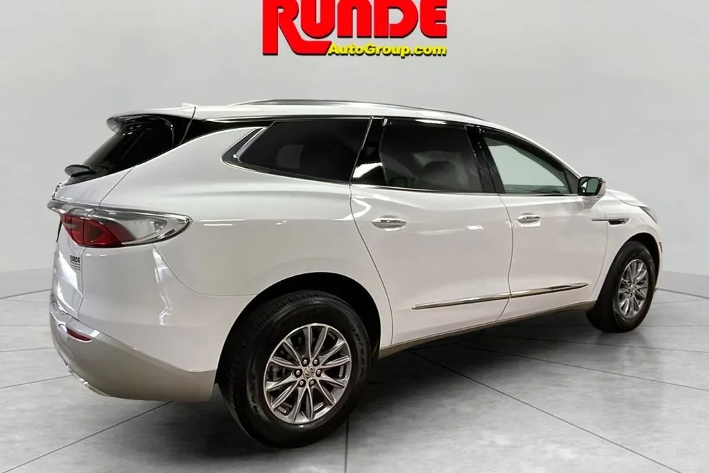 2024 Buick Enclave Essence photo 1
