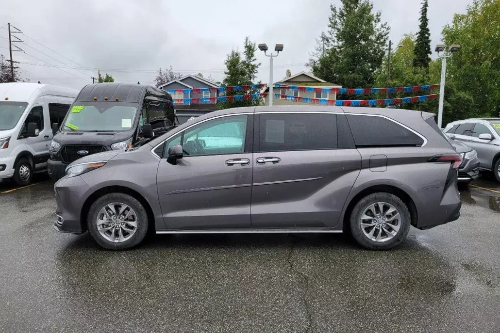 2023 Toyota Sienna XLE photo 1