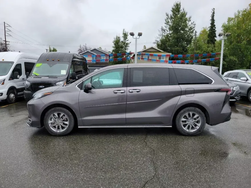 2023 Toyota Sienna XLE photo 1