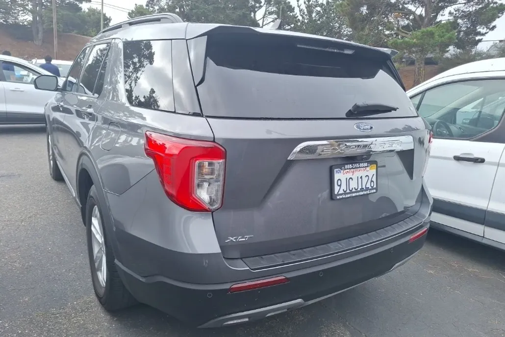 2023 Ford Explorer XLT photo 1