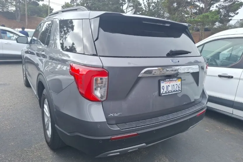 2023 Ford Explorer XLT photo 1
