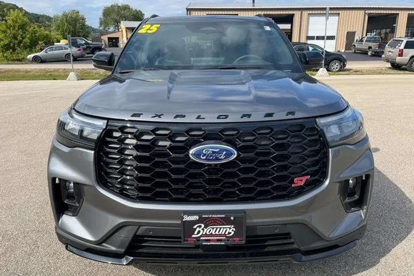 2025 Ford Explorer ST photo 1