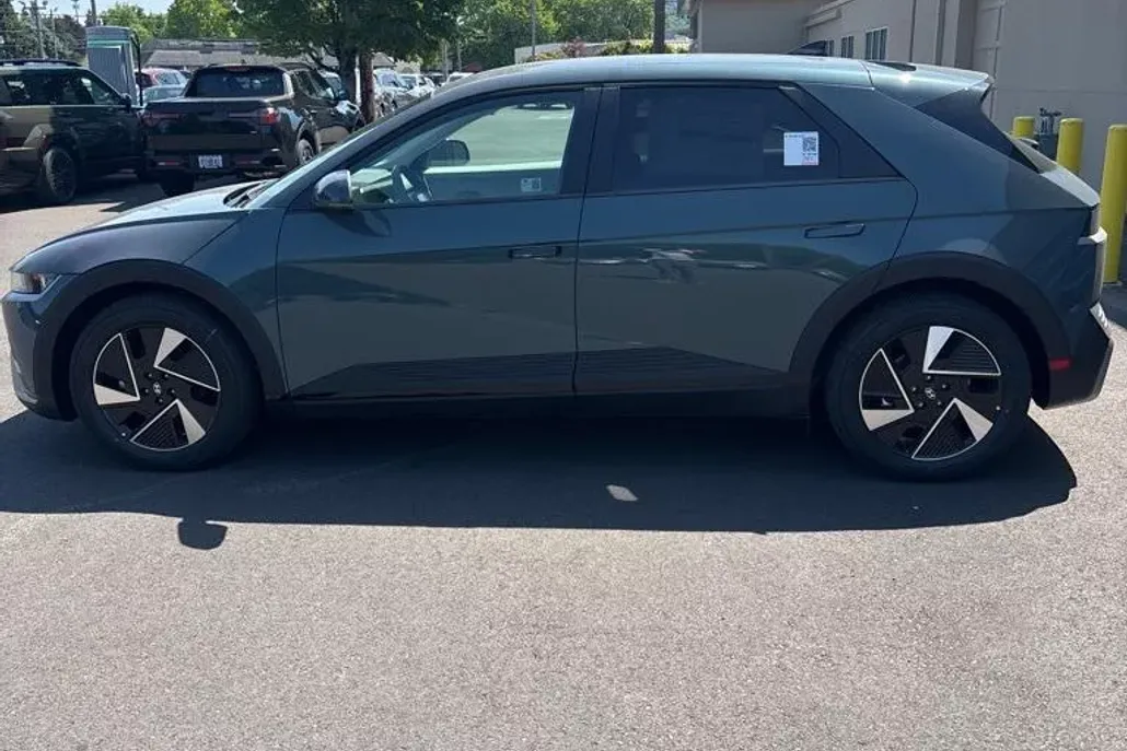 2025 Hyundai Ioniq 5 SE photo 1