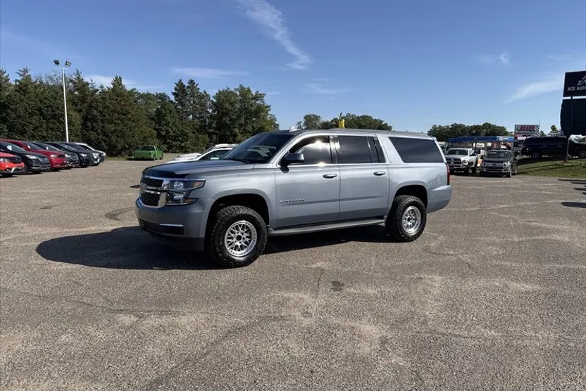2016 Chevrolet Suburban LT photo 1