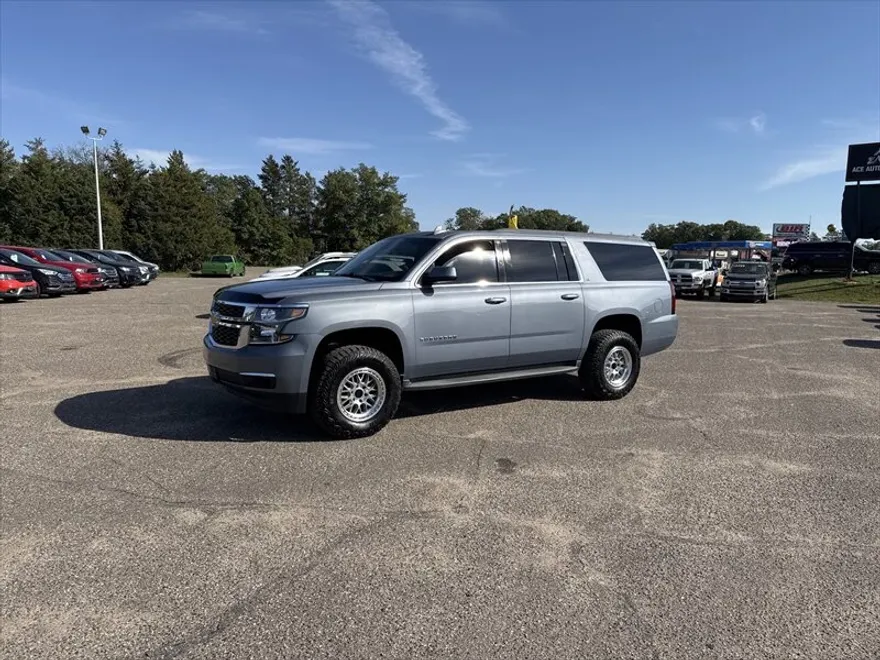 2016 Chevrolet Suburban LT photo 1