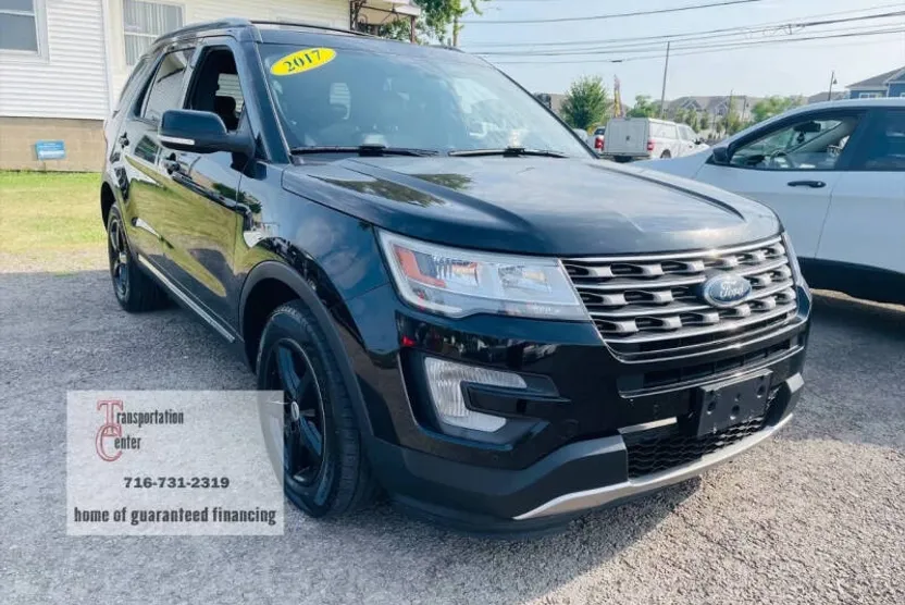 2017 Ford Explorer XLT photo 1