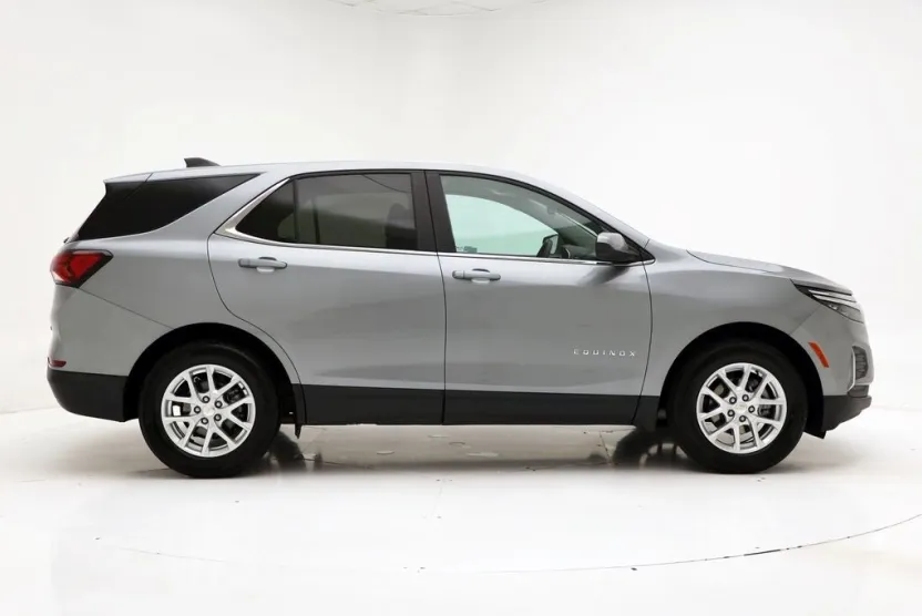 2024 Chevrolet Equinox LT photo 1