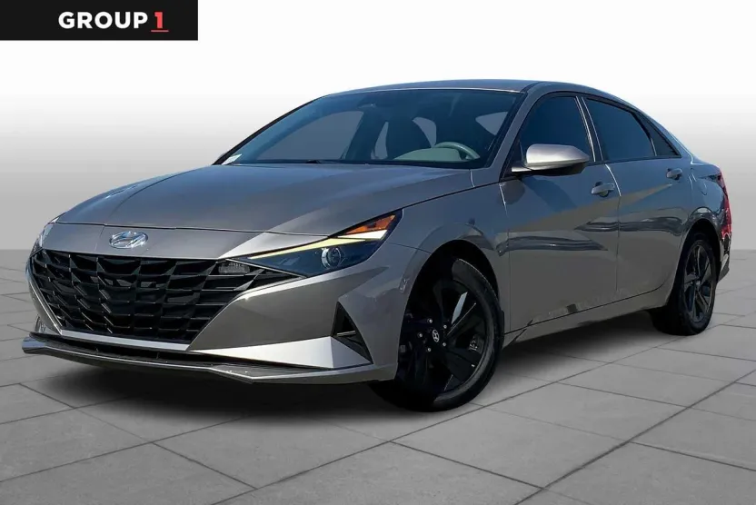 2023 Hyundai Elantra SEL photo 1
