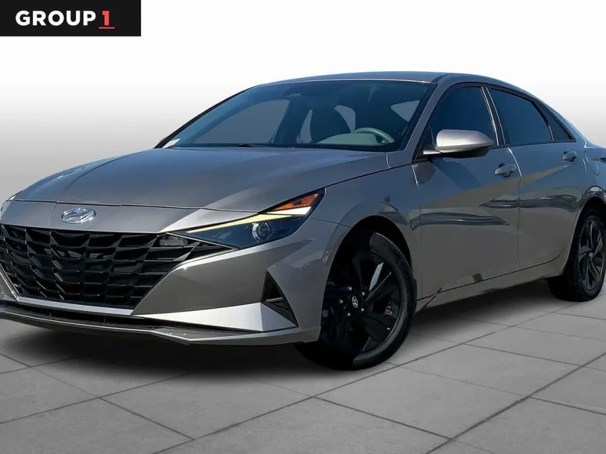 2023 Hyundai Elantra SEL photo 1