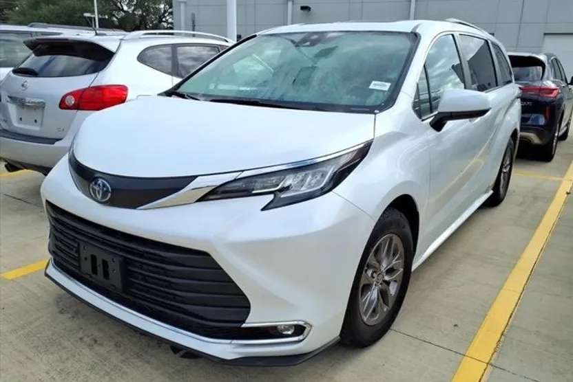 2023 Toyota Sienna XLE photo 1